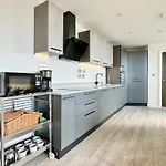 Carillon 60 With Free Secure Parking *