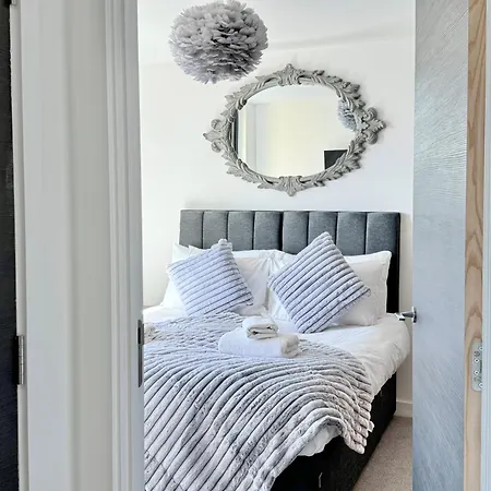 Carillon 60 With Free Secure Parking 아파트 요크